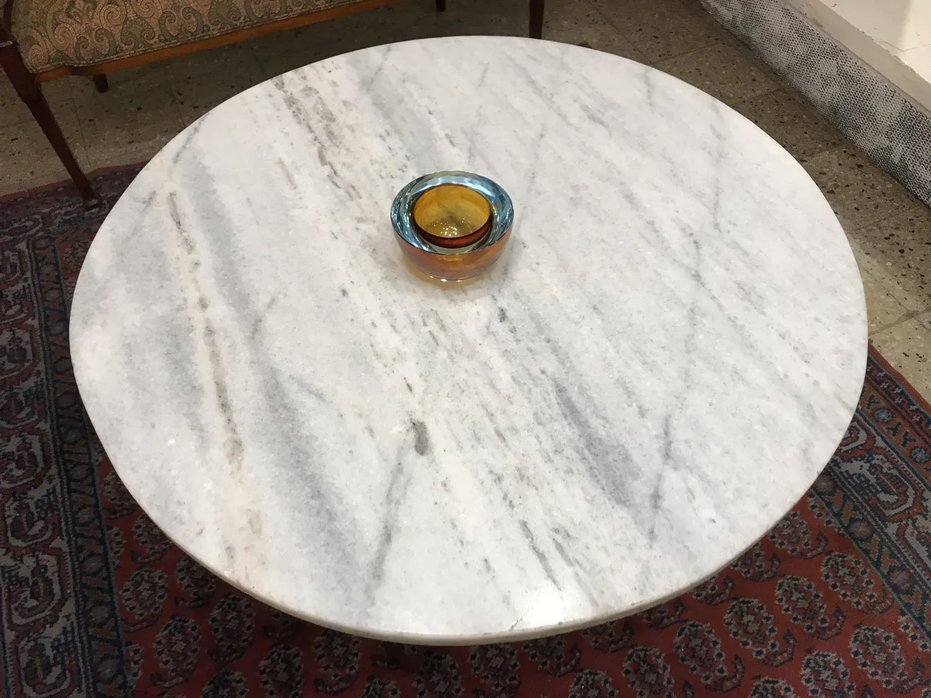 Tigela de cristal de Murano colorida em uma mesa de mármore branco