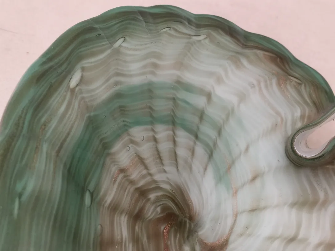 красивое муранское стекло с зелеными и белыми узорами