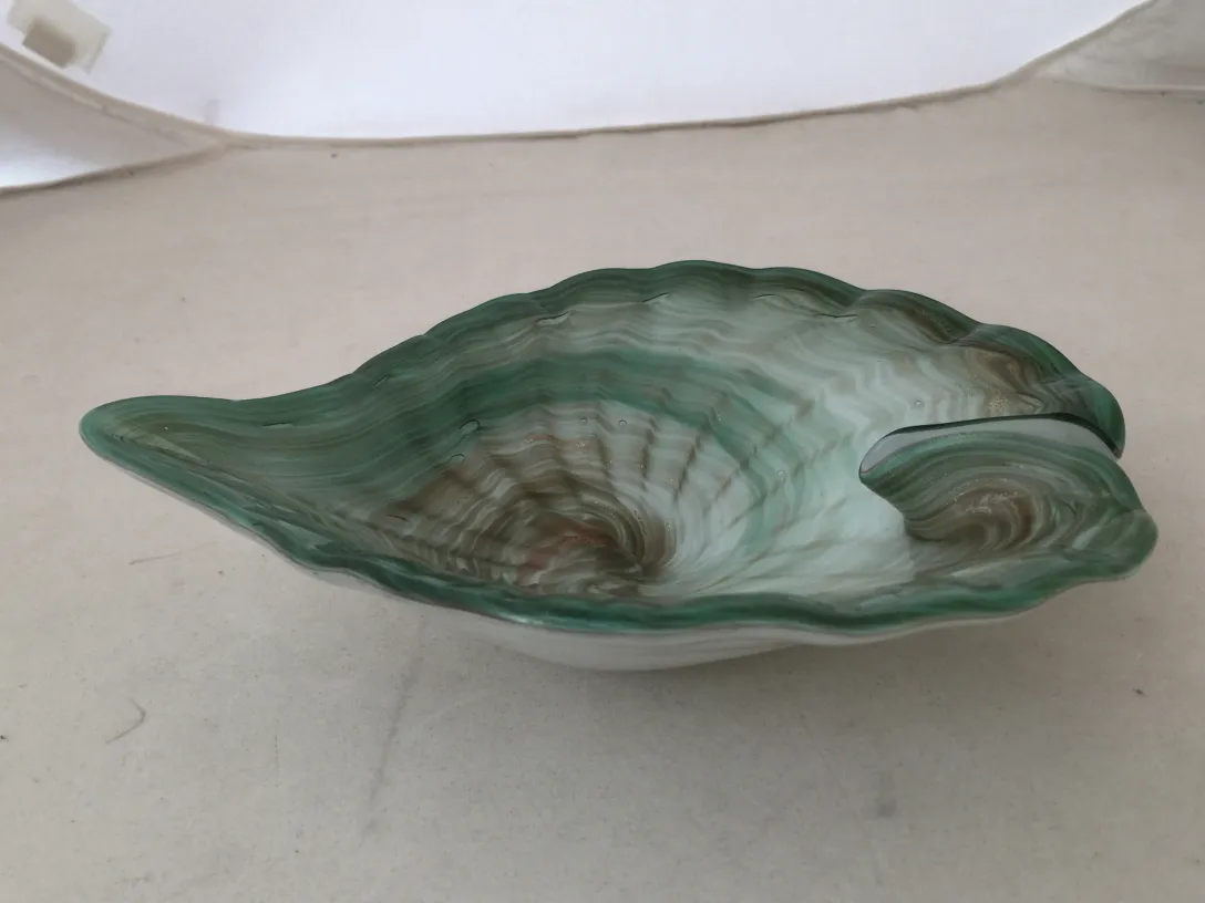 Antica conchiglia in vetro di Murano con colori verdi e bianchi