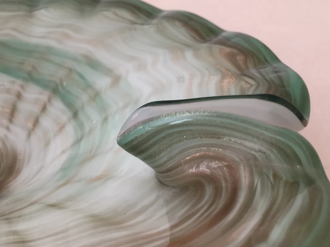 قطعة قديمة بتصميم متعرج باللونين الأخضر والبيج