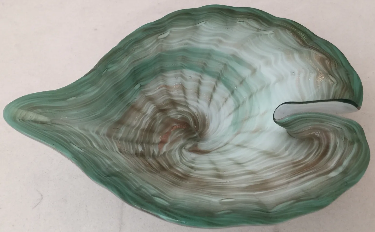 antikes murano-glas in schalenform mit grünen nuancen