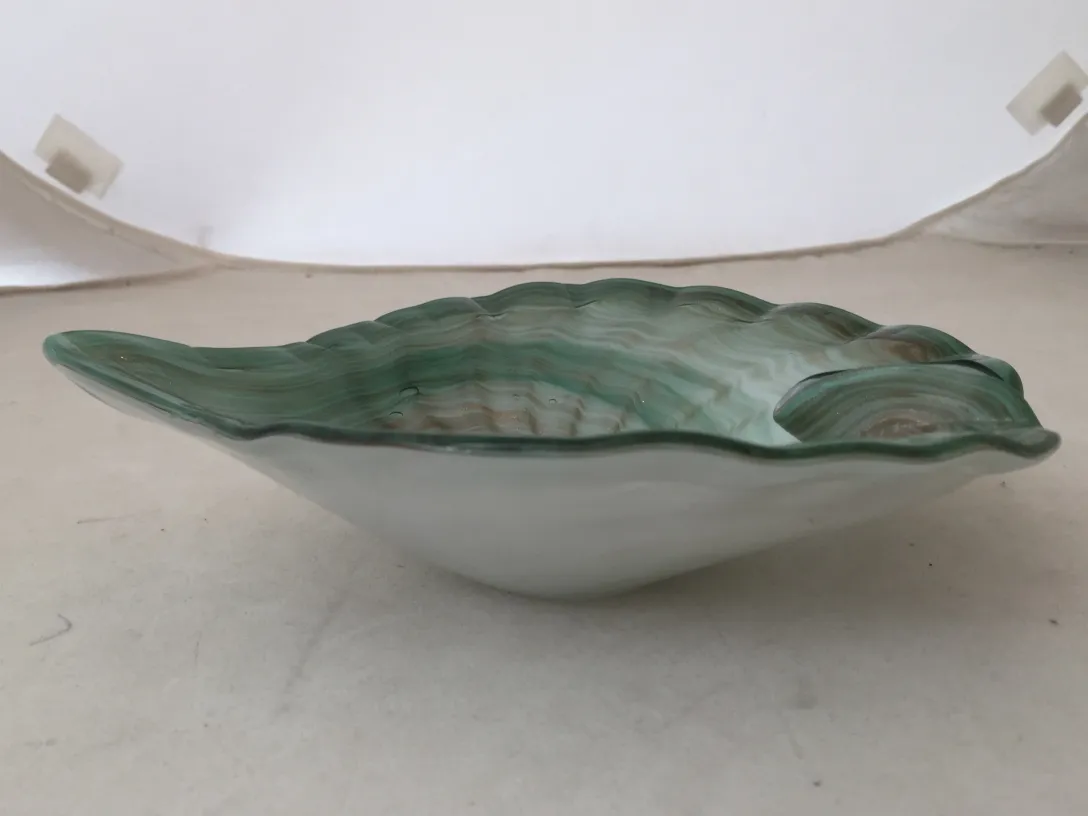 plano antigo de cristal de murano com borda ondulada e tons verdes