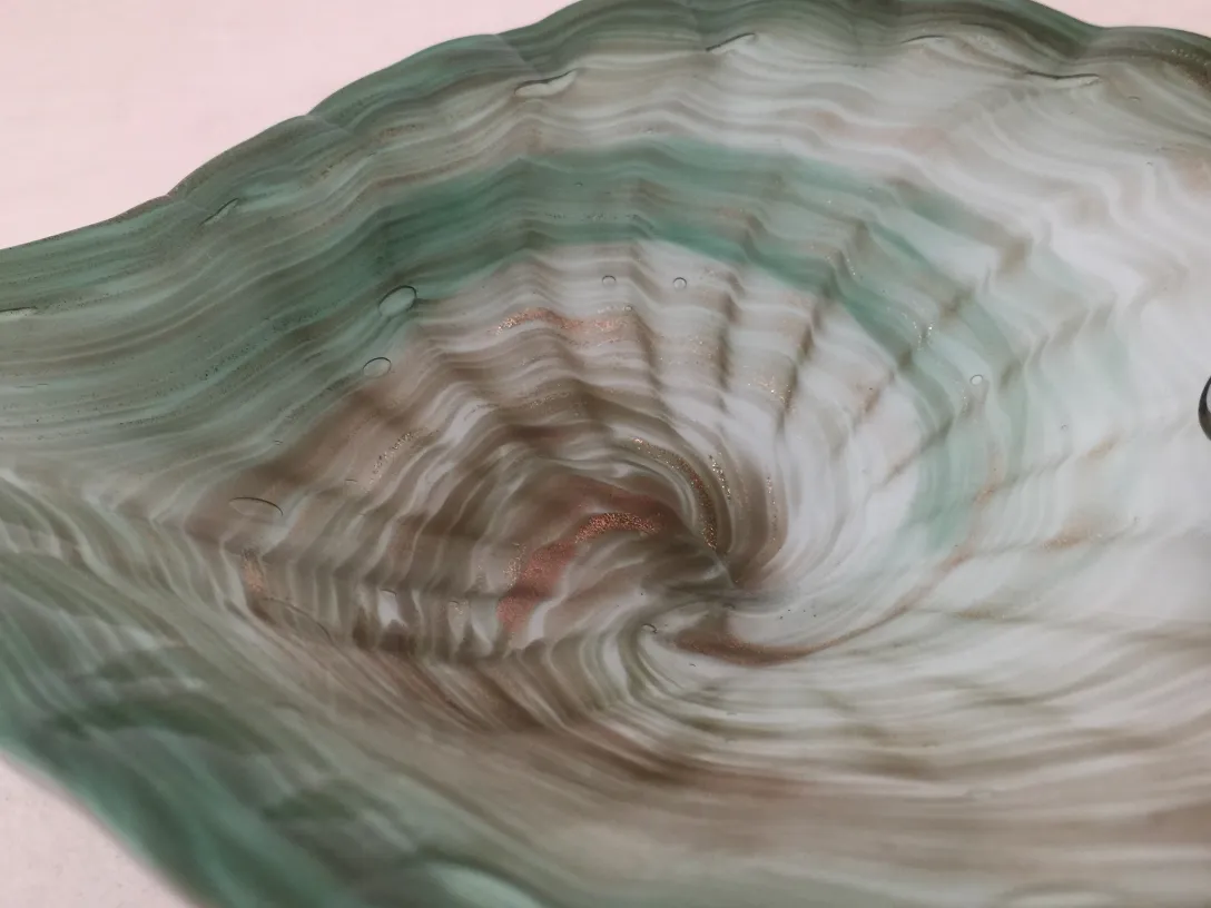 hermoso plato antiguo de cristal de murano con diseño ondulado