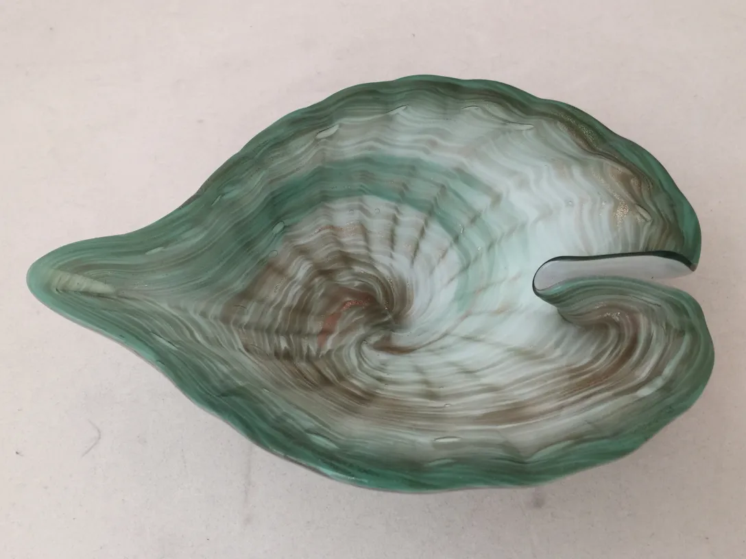 peça decorativa de cristal de murano com tons verdes e marrons