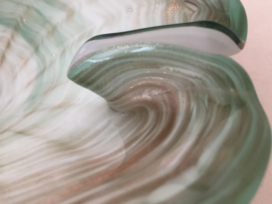 古いムラーノガラスの柔らかい色と波