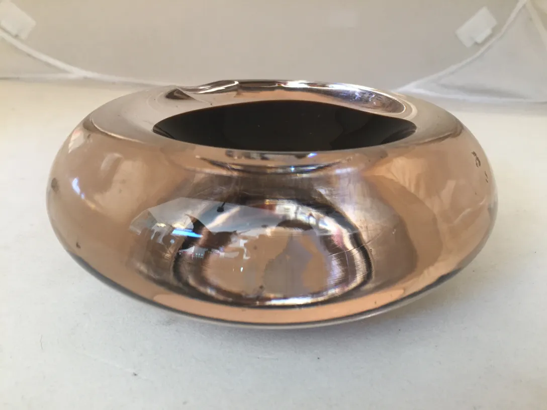 古老的穆拉诺玻璃装饰品，带有金属反射。