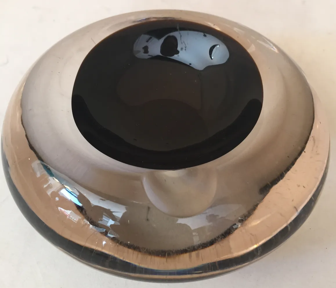 belo cristal de murano com forma esférica e centro preto