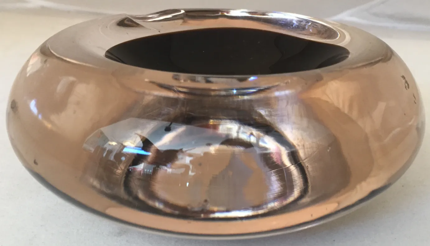 Ancien cristal de Murano avec une forme arrondie et surface brillante