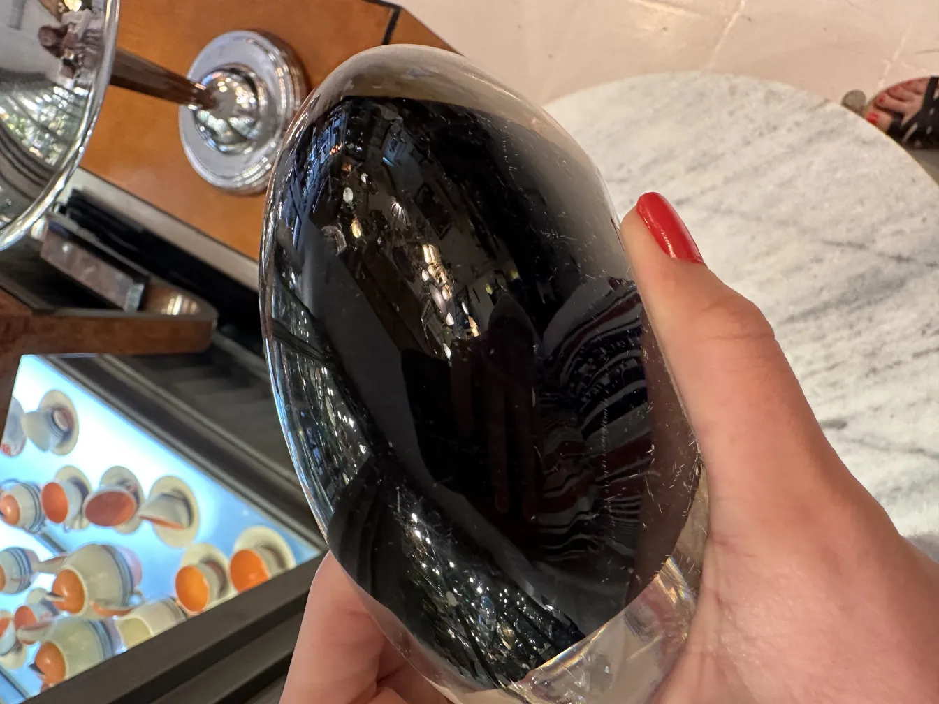 Ancien cristal de Murano en forme ovale, couleur noire brillante, avec une légère brillance et des détails environnants