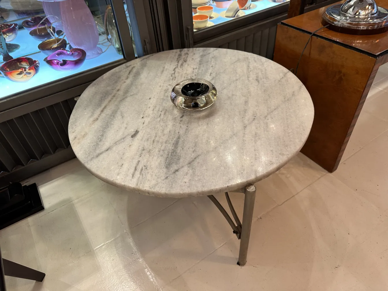 Table ronde en marbre avec cristal de Murano décoratif