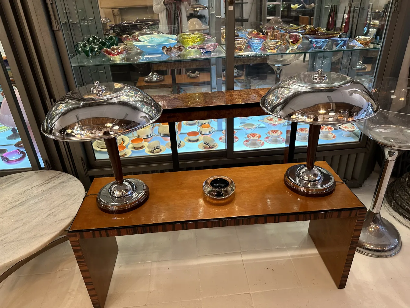 dos lámparas antiguas brillantes con base de madera y cristal de murano decorativo detrás