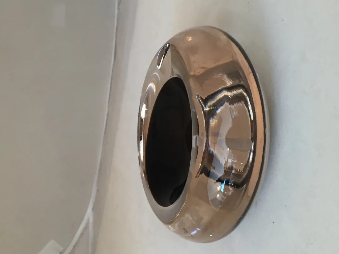 具有弯曲形状和光泽表面的古老穆拉诺玻璃装饰品