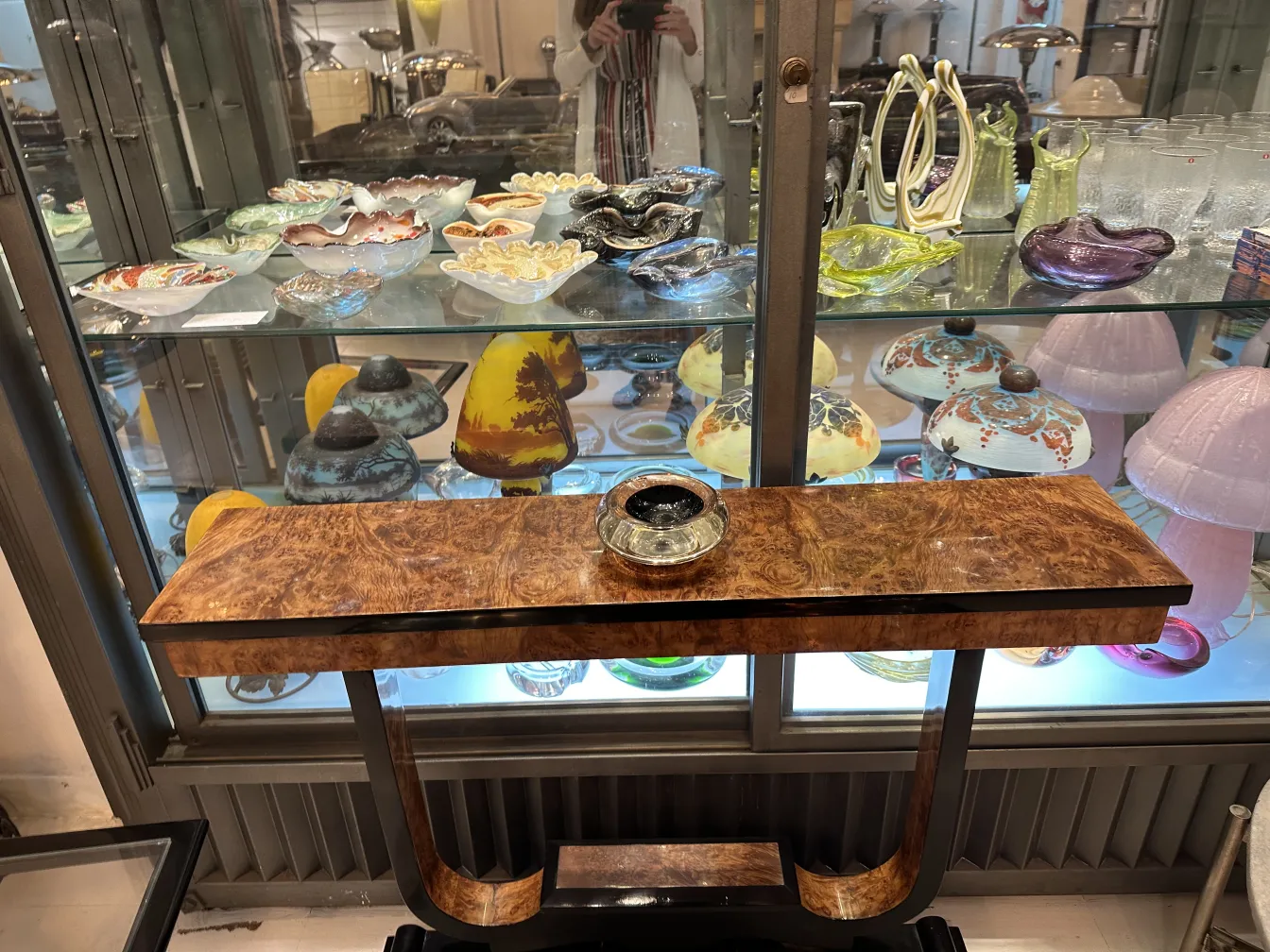 美丽的穆拉诺玻璃古董在展示柜中，色彩鲜艳