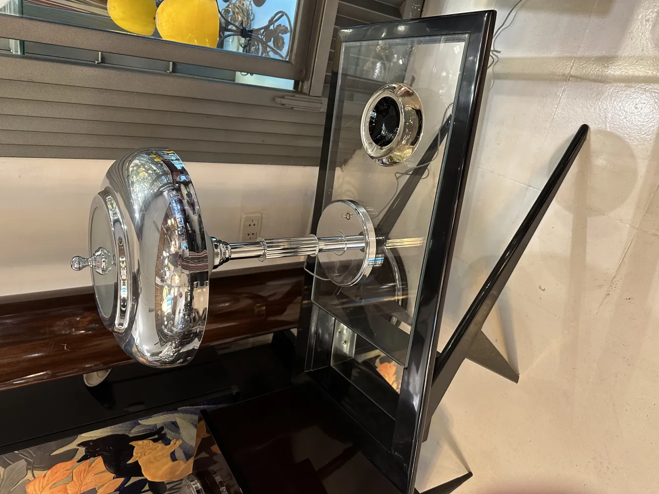 زجاج مورانو القديم بتفاصيل زخرفية وقاعدة أنيقة