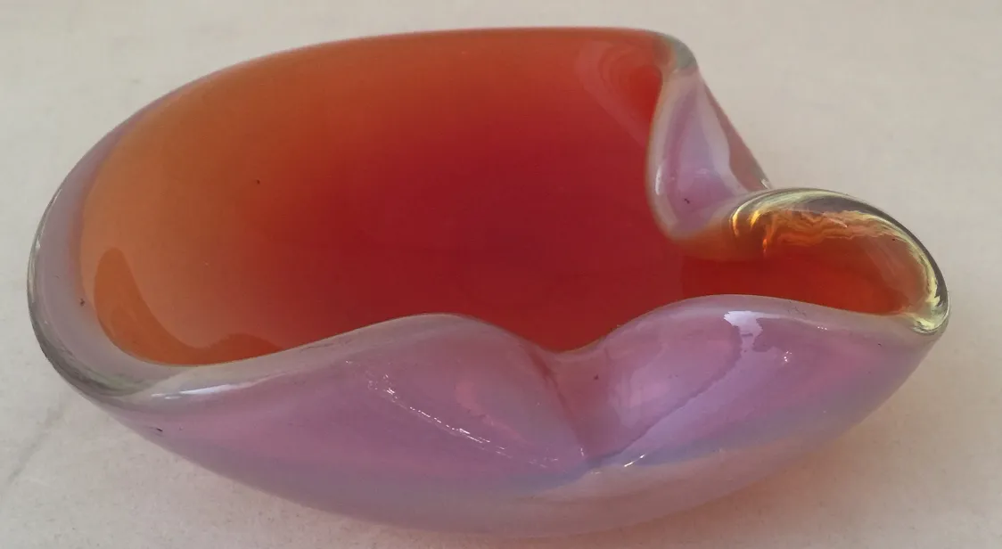 bol ancien en cristal de murano avec des couleurs chaudes et des courbes douces