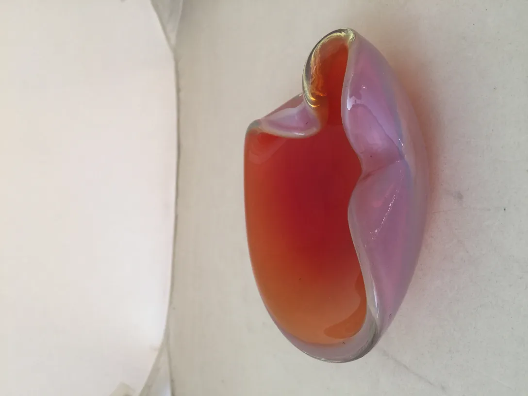 古老的穆拉诺玻璃，带有有机形状和温暖的色彩