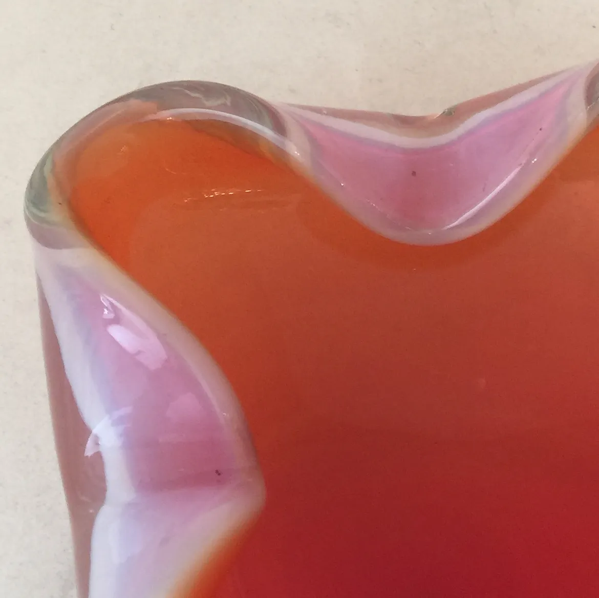 détail d'un ancien cristal de murano avec des nuances orange et rose