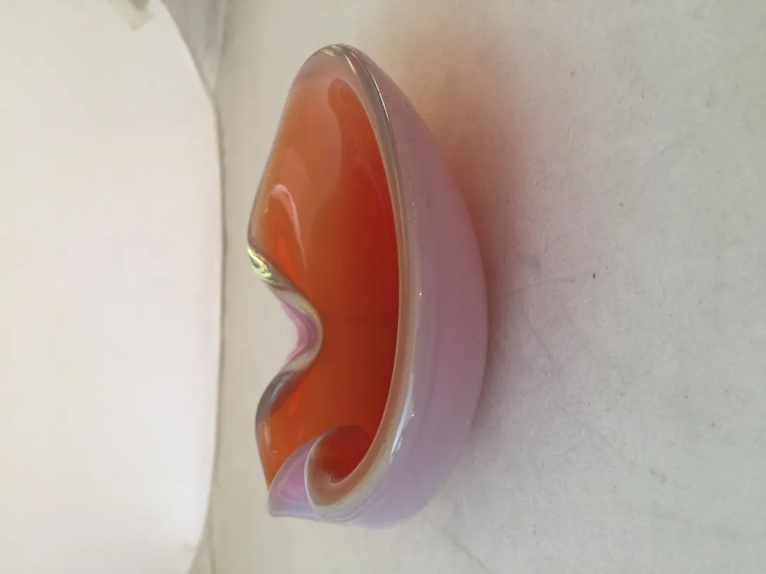 halbkugel aus murano-glas in orange und rosa auf hellem hintergrund