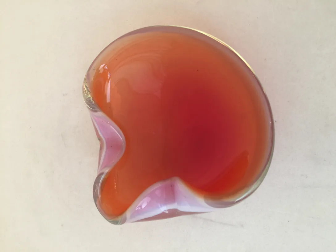 hermoso cristal de murano con formas onduladas y matices anaranjados