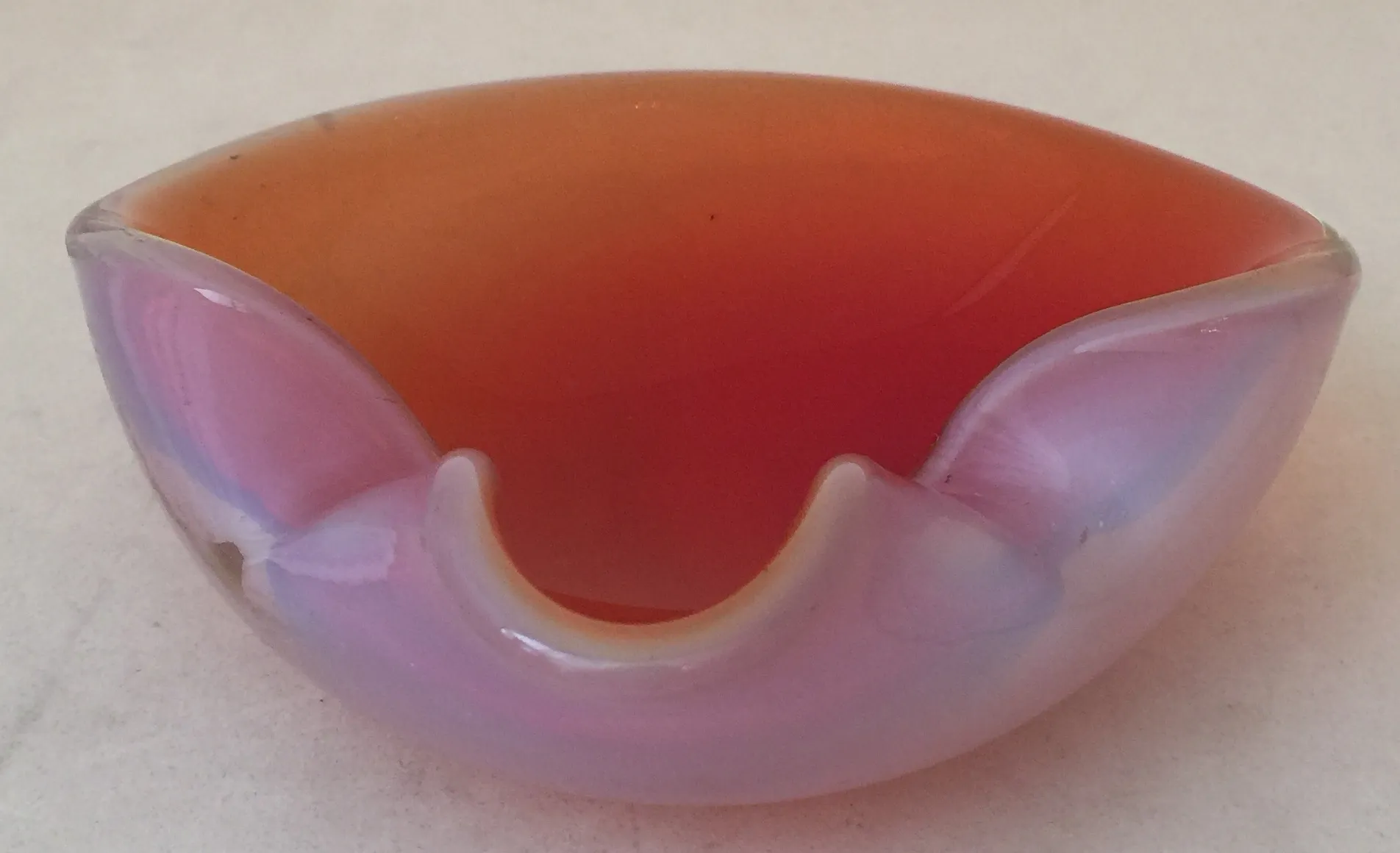 murano-glas in orange und rosa schattierungen, mit eleganter und antiker form