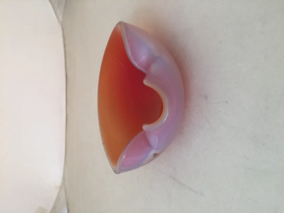 murano-glaskunstwerk mit orange- und rosafarbenen tönen, geschwungene form