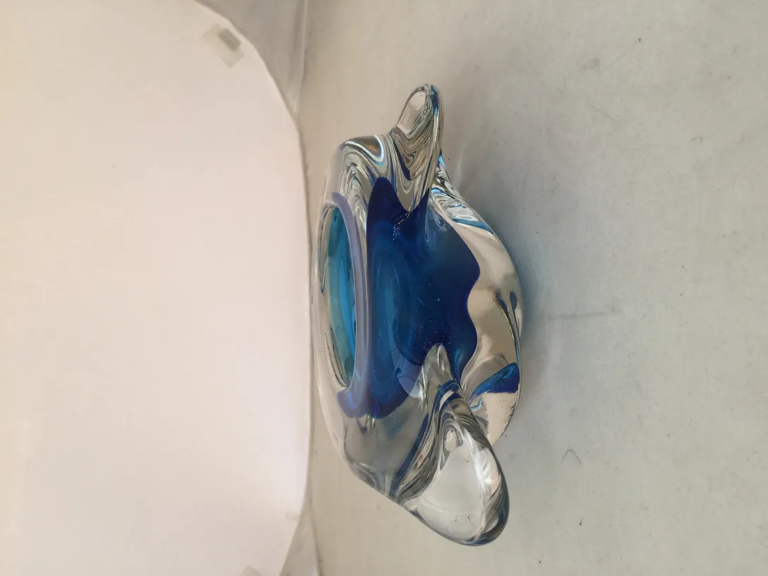 pièce ancienne en forme organique de cristal de murano bleu