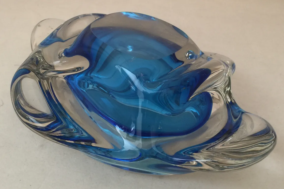 Antigo cristal de Murano em tons de azul, formas fluidas e detalhadas.