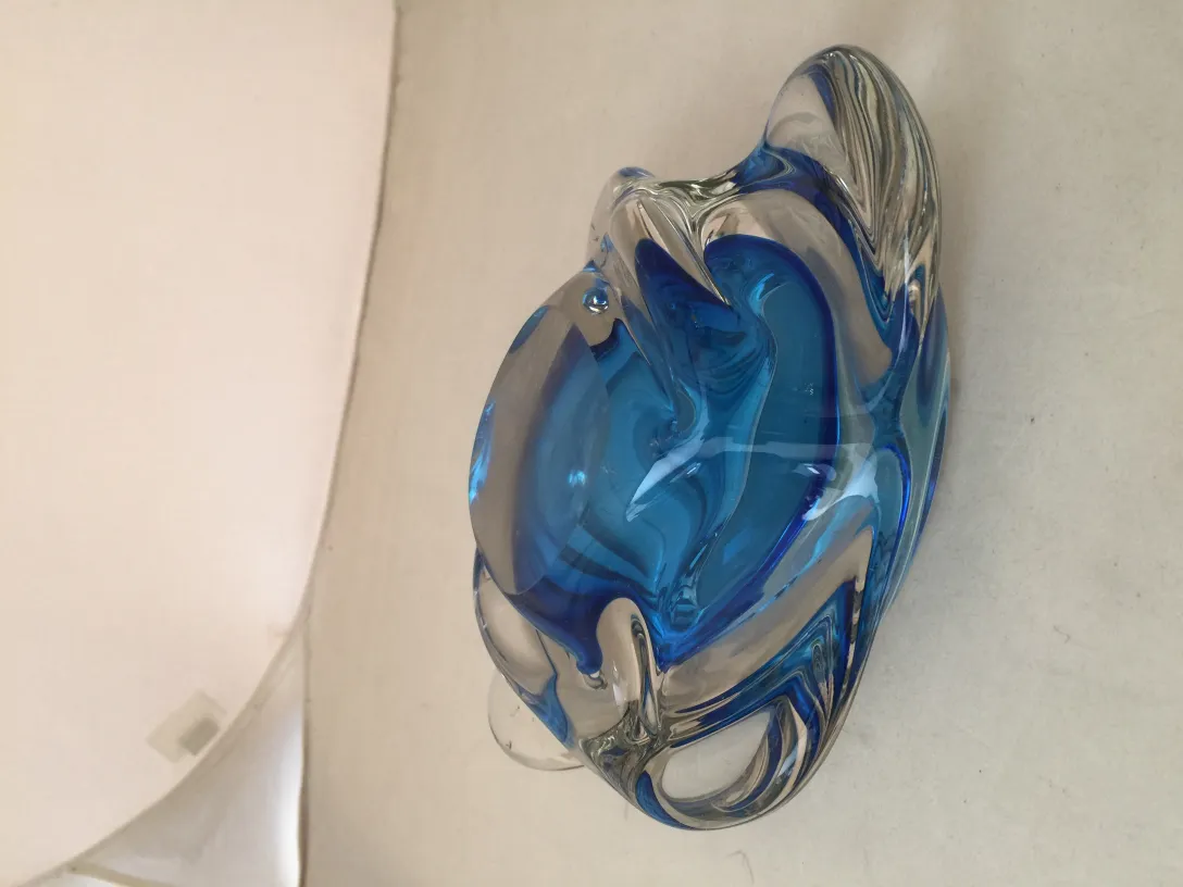 Ancien cristal de Murano bleu avec des formes élégantes.