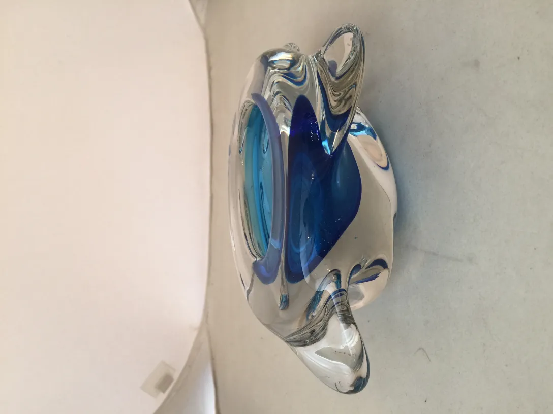 Cristallo di Murano antico con tonalità blu su sfondo neutro