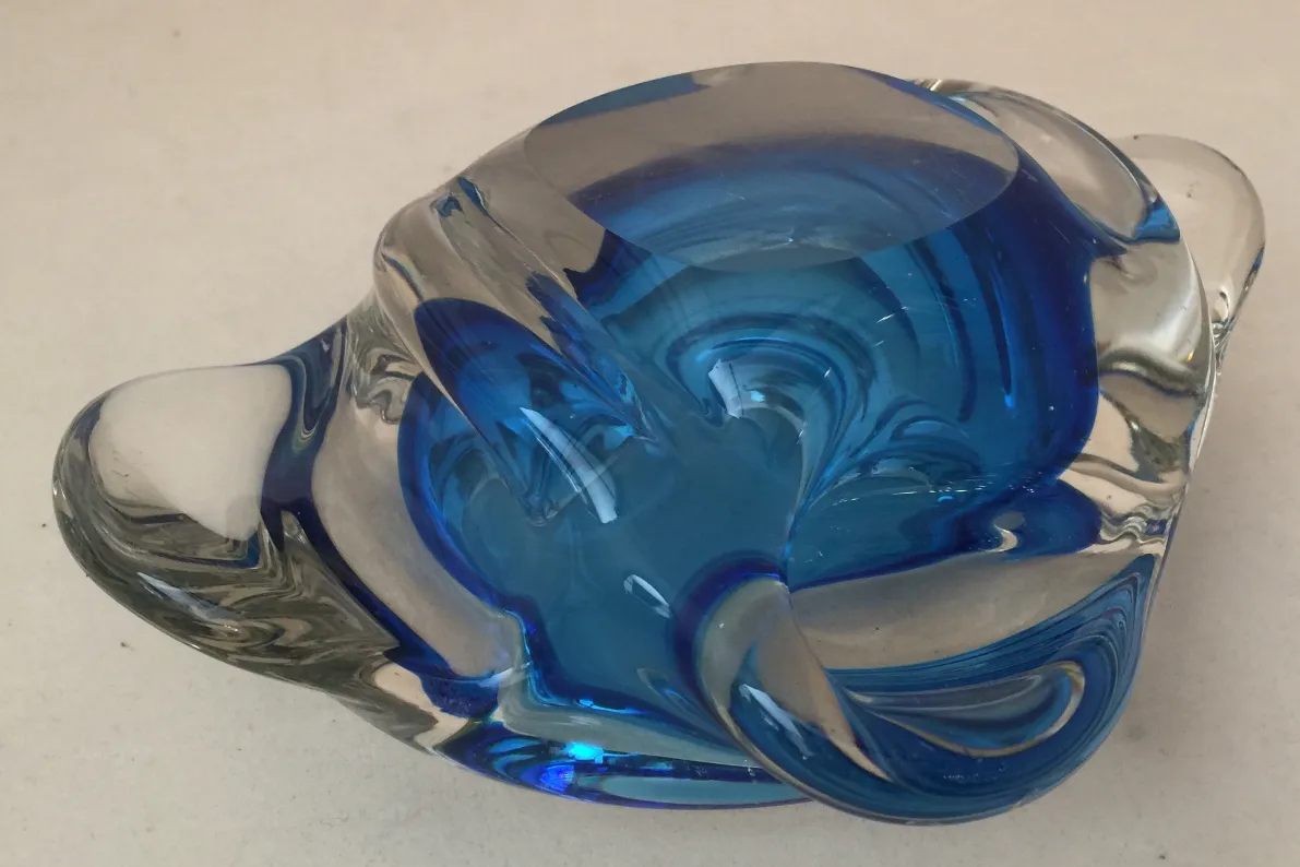 escultura antigua en azul intenso de cristal de Murano