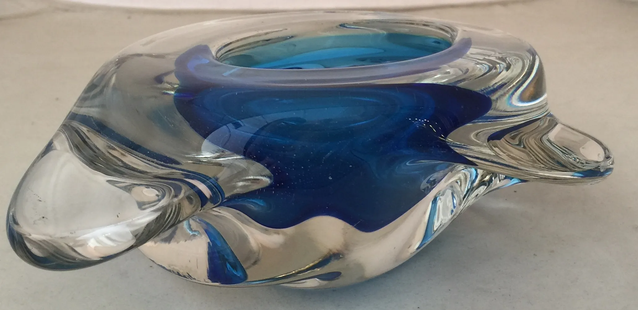 vibrante cristal de murano en tonos azules, con elegante forma