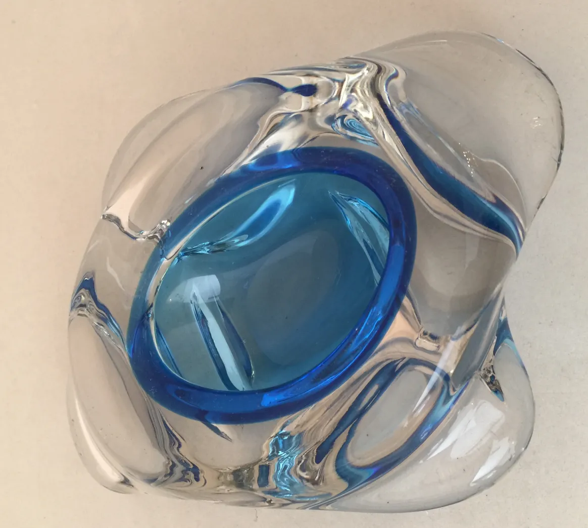 Murano-Glas in fließender Form mit blauen Akzenten