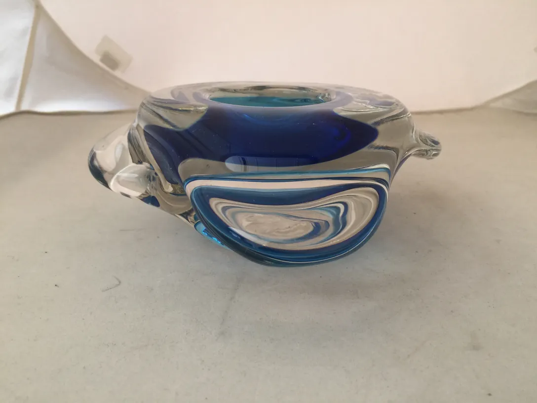 adorno antiguo de cristal de murano en tonos azules con detalles suaves