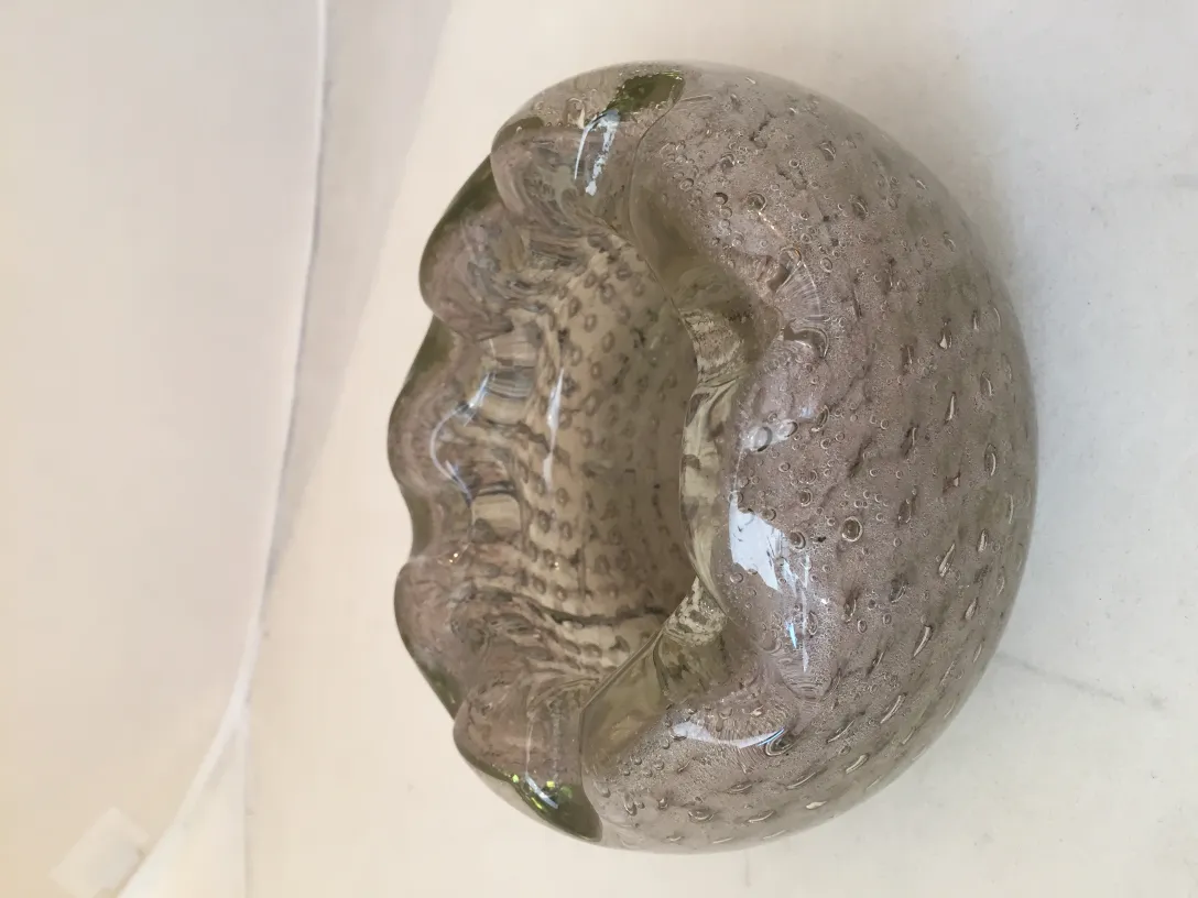 antikes murano-glas in runder form mit blasen