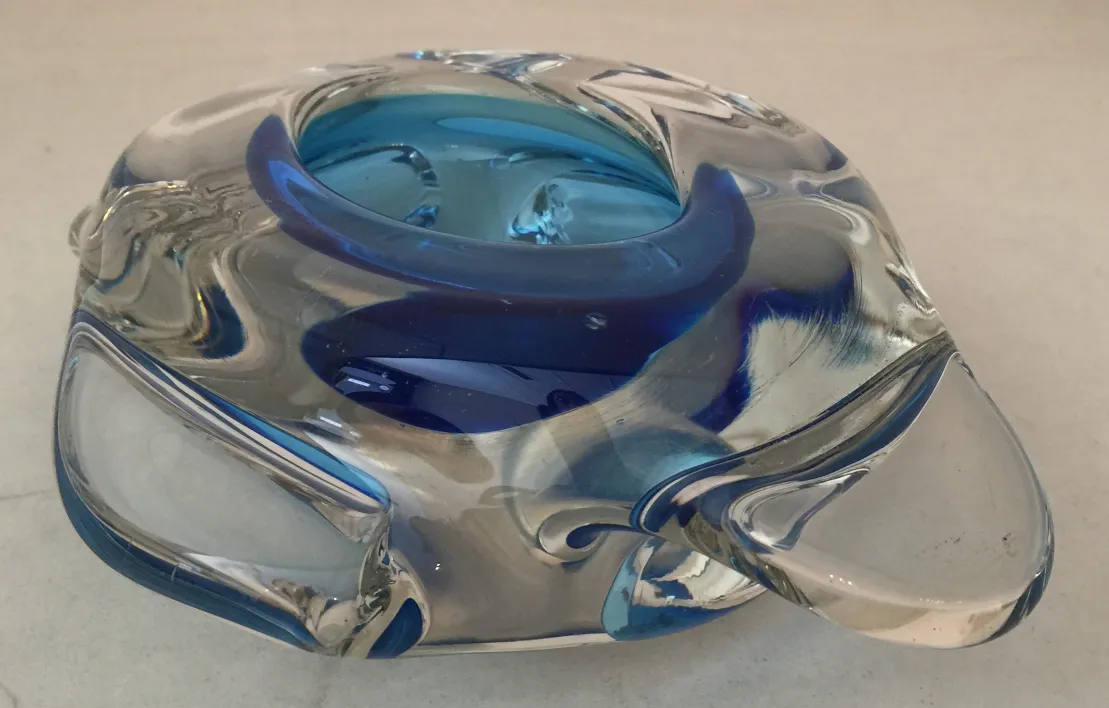 Cristal de Murano antigo decorativo com tons de azul e transparente, forma única.