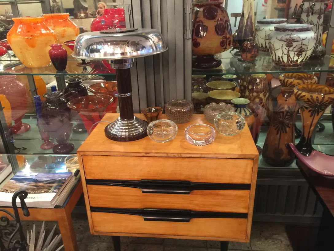 Bellissimo antico vetro di Murano con colori vivaci e forme variegate, con altri oggetti decorativi sullo sfondo.