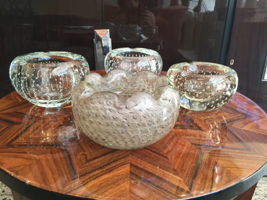 quattro pezzi di vetro di Murano antico su un tavolo