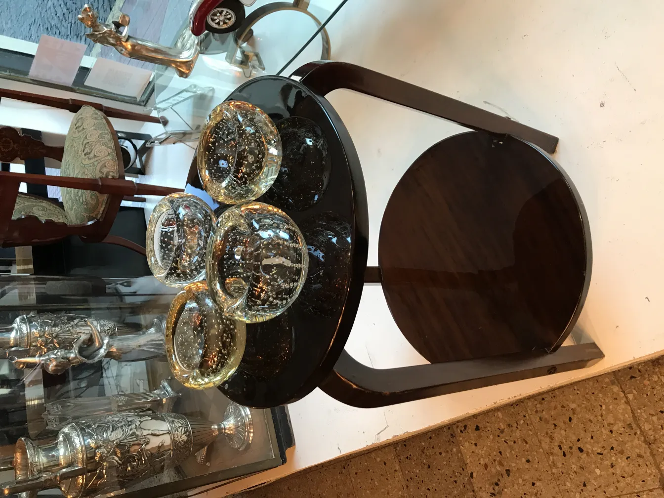 Ensemble de cristal de Murano sur une table noire avec décor.