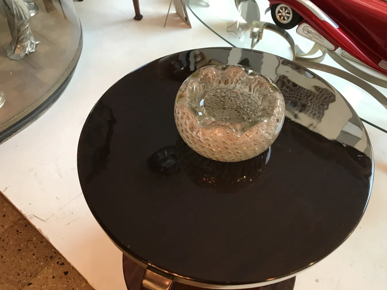 Cristal de Murano con forma decorativa en mesa