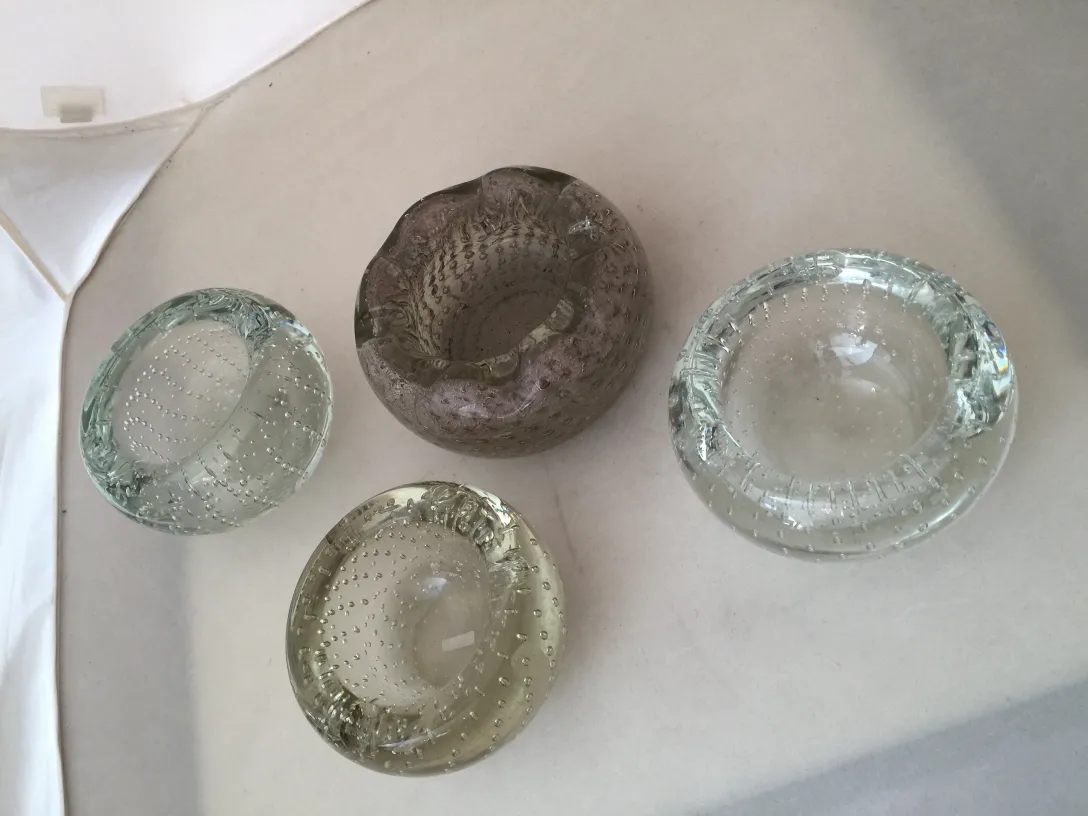 decorazioni antiche in vetro di murano, forme varie e colori tenui