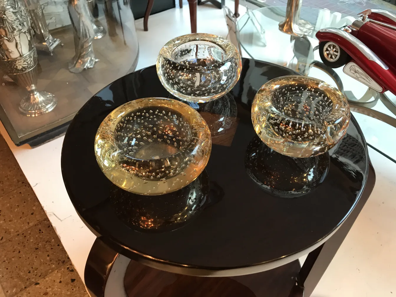 tre pezzi di vetro di murano in varie forme e dimensioni su un tavolo nero