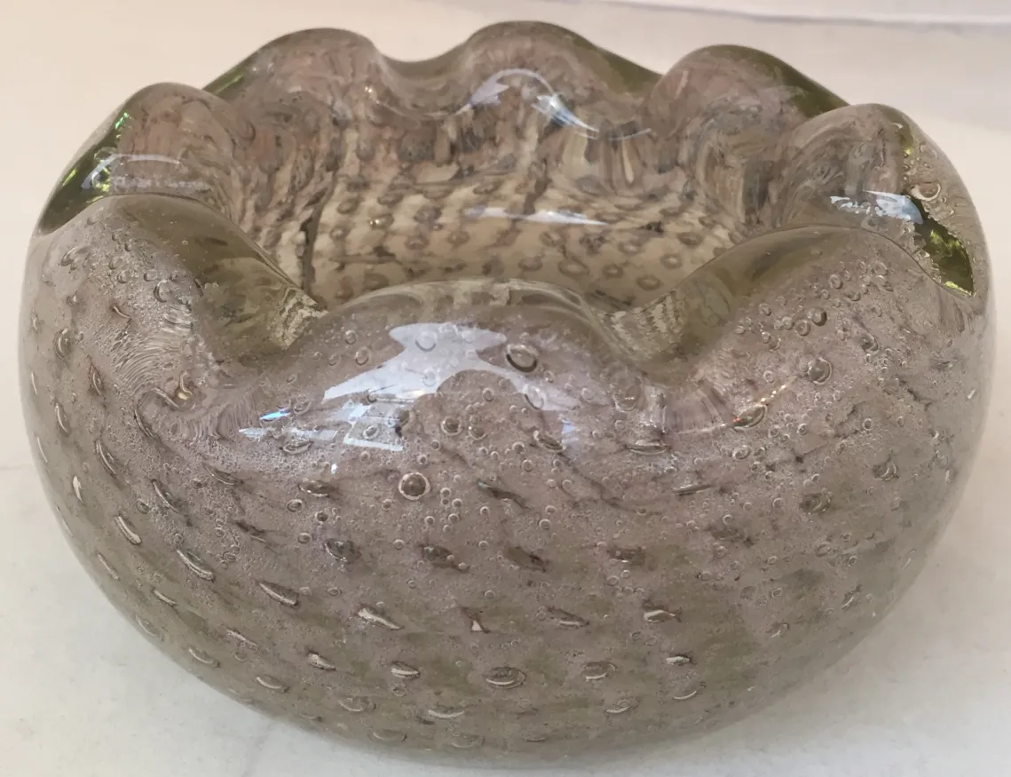 antikes murano-glas mit wellenförmiger dekoration