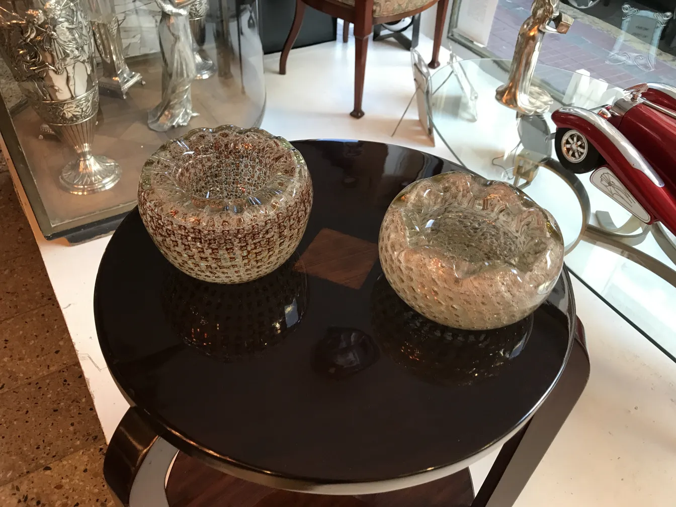 adornos antiguos de cristal de murano en una mesa