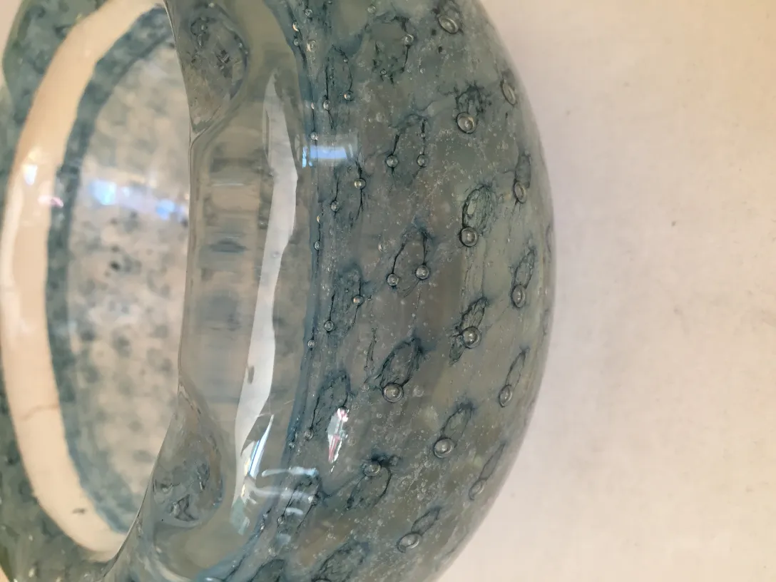 antiguo objeto de cristal de murano azul con burbujas
