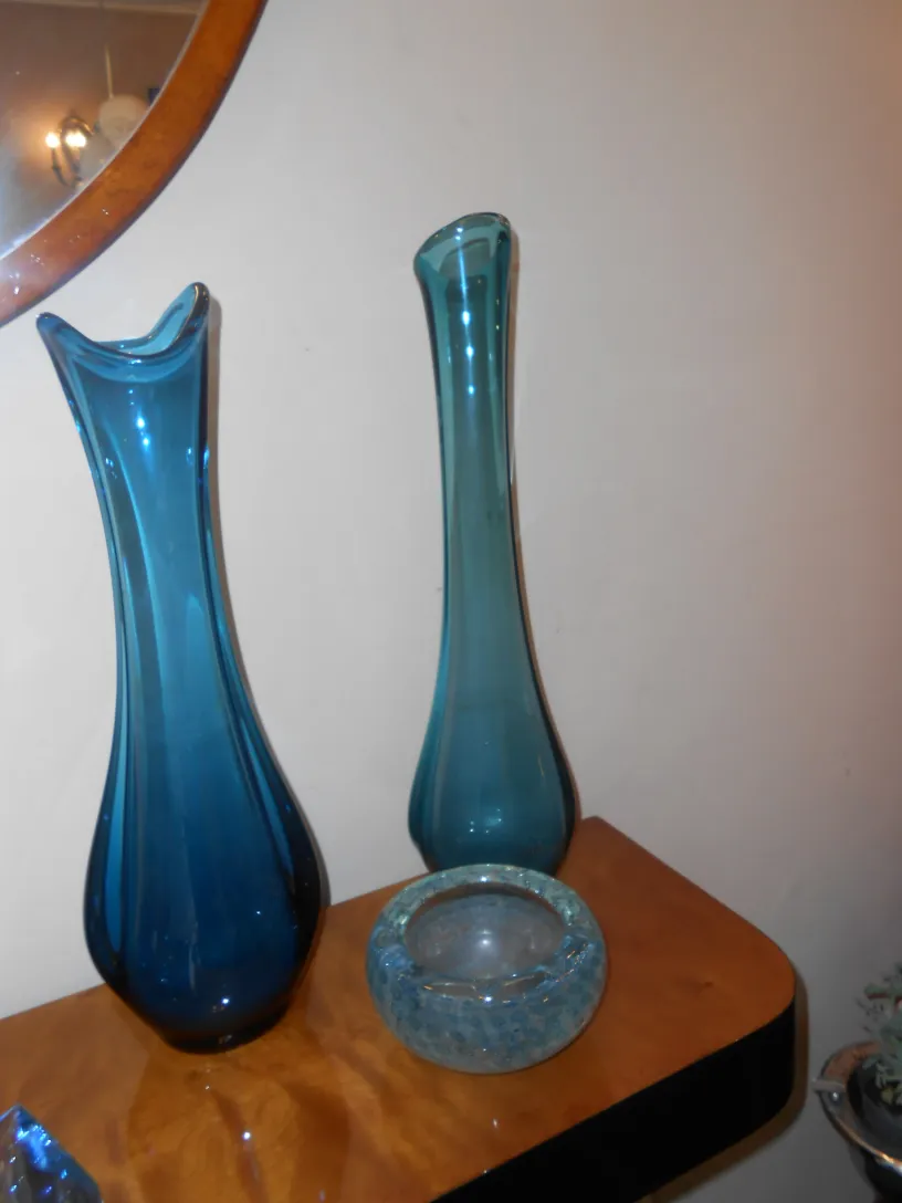dois vasos antigos de cristal de murano em tons de azul