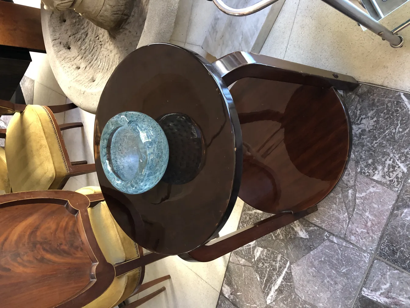 Bol en cristal de Murano sur une table ancienne