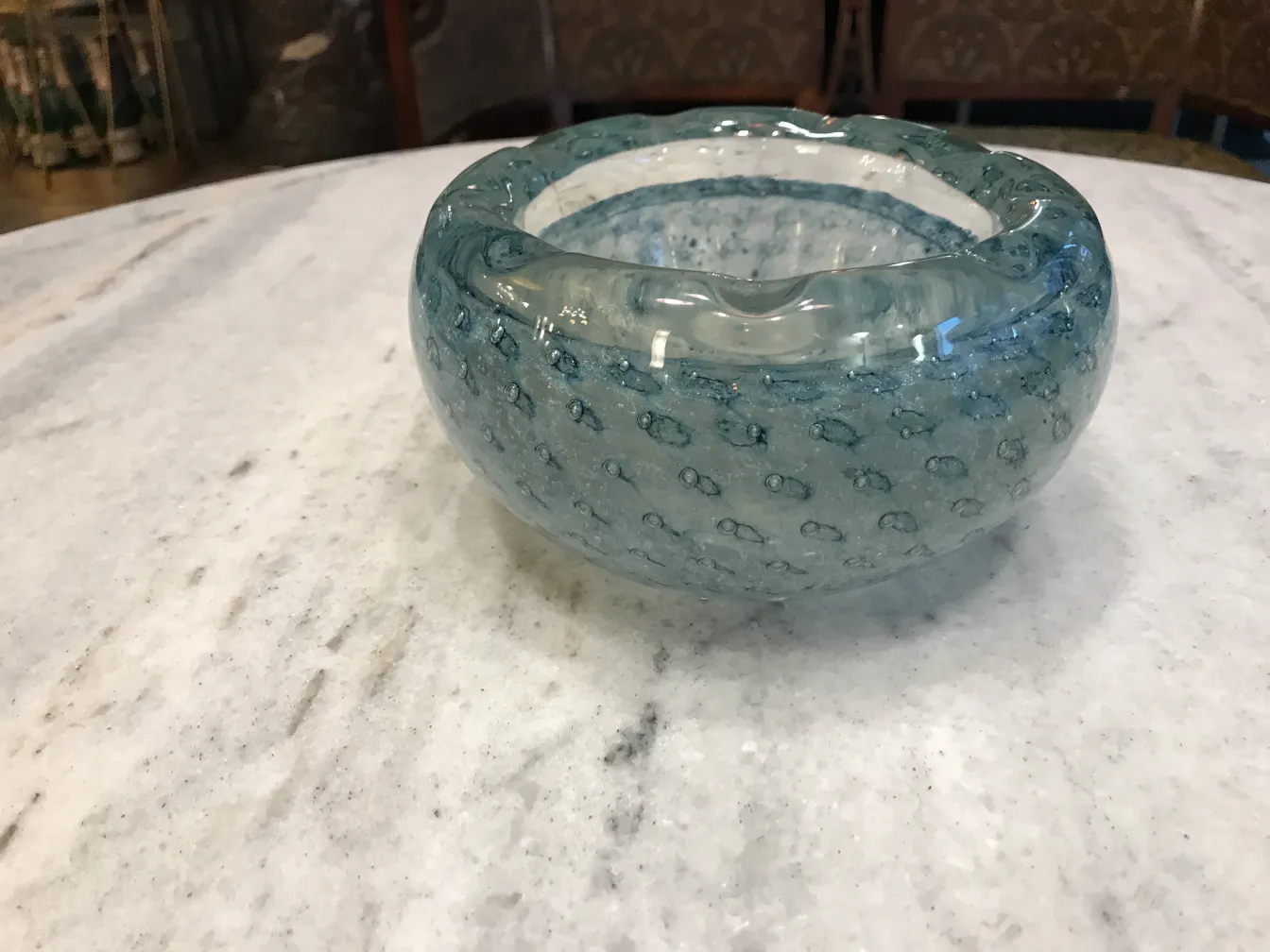 tigela antiga de cristal de murano azul com textura