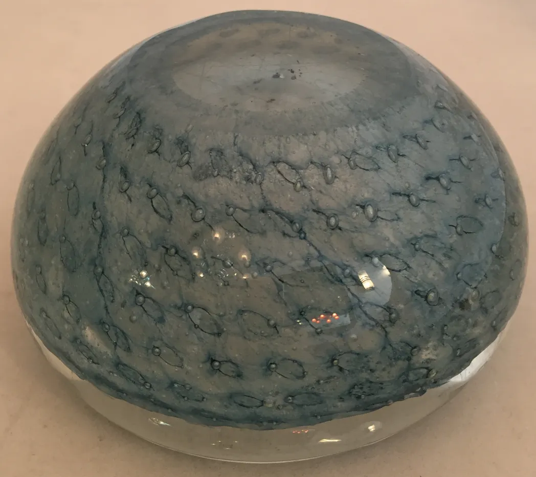 Antico vetro di Murano con motivo blu sulla superficie