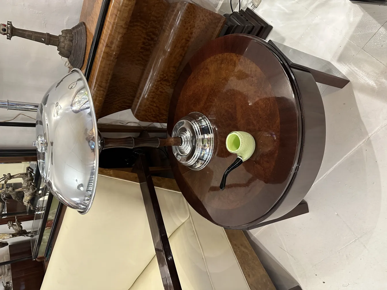 schönes murano-glas in dekorativer form mit basis