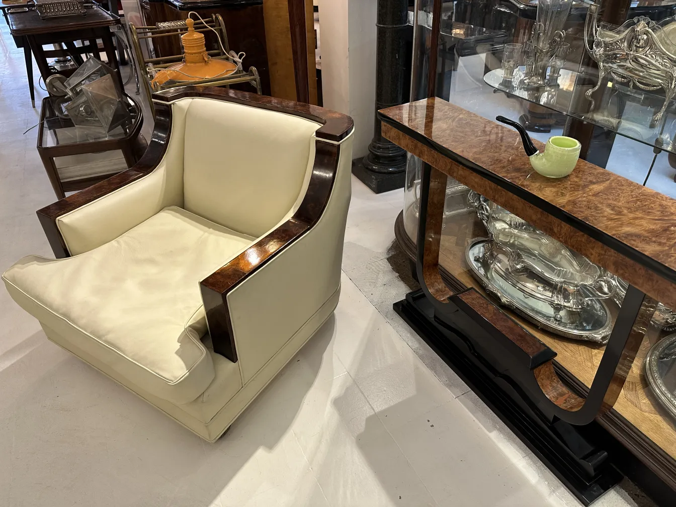 poltrona antica con dettagli in vetro decorativo in un ambiente elegante